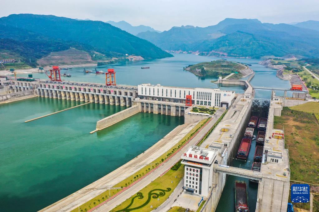 建设中的广西大藤峡水利枢纽工程和已经投入使用的船闸（2022年9月29日摄，无人机照片）