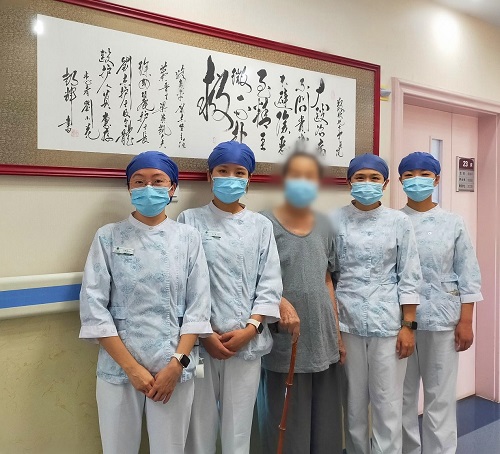 北京中医医院肿瘤外科为86岁高龄患者切除小肠系膜巨大肿瘤.jpg