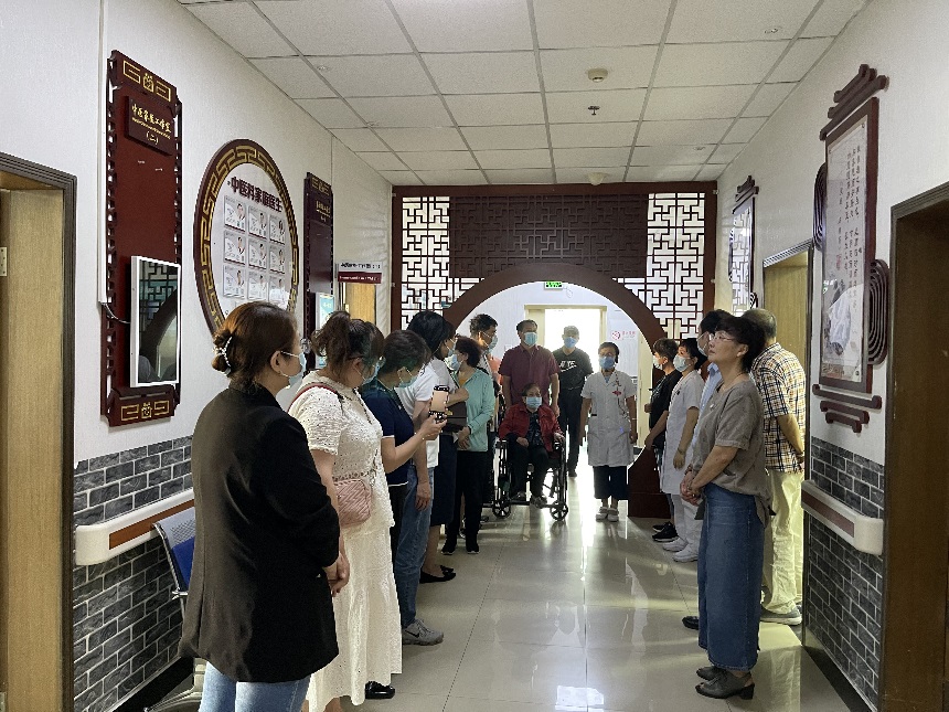 北京市丰台区卢沟桥社区卫生服务中心党支部书记、中心主任王燕丽主持会议.jpg