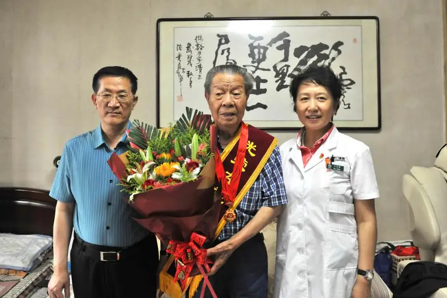 我院为老党员颁发“光荣在党50年”荣誉勋章-4.png