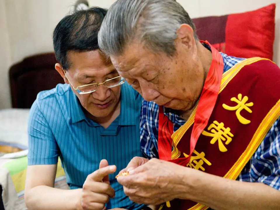 我院为老党员颁发“光荣在党50年”荣誉勋章-5.png