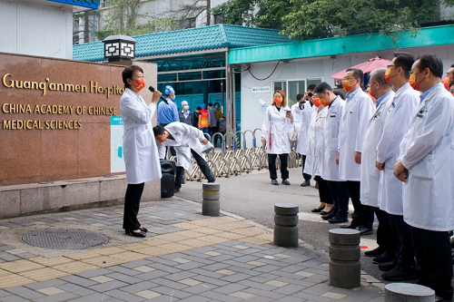 广安门医院举行升旗仪式庆祝新中国成立72周年 (3).png