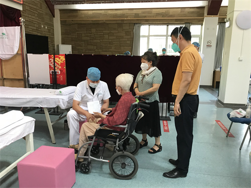 图1：第一位前来问诊的居民是一位百岁老人.JPG
