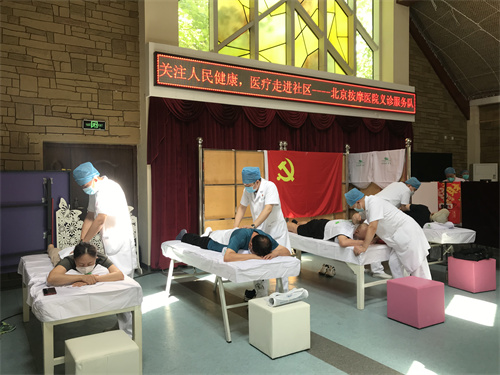 图6：医生为社区居民进行推拿治疗.jpg