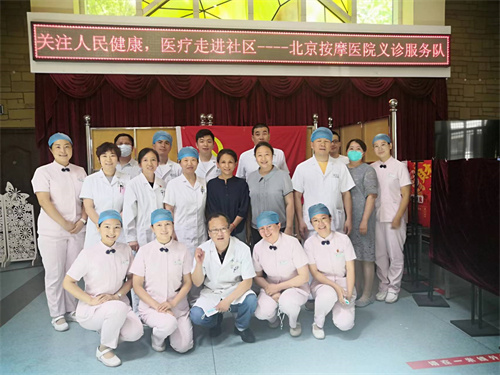 图7：社区工作人员与医护人员合影留念.jpg