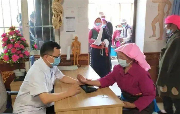 援青博士高原“挂职记”:望闻问切传佳话.jpg 援青博士高原“挂职记”:望闻问切传佳话.jpg