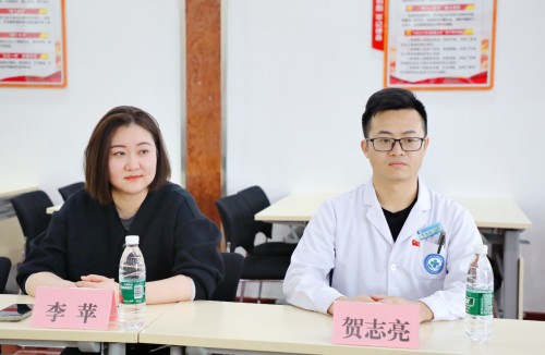 贺志亮与家属参加座谈.jpg