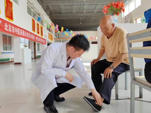 “端午敬老 健康同行” 北京市中医药服务进养老机构--新生活敬老院巡诊活动-昌平区中医医院 (6).jpg