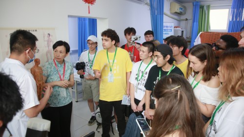 走近中医·奇妙体验-多国夏令营学生走进昌平区中医医院——昌平区中医医院 (1).jpg