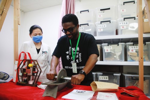 走近中医·奇妙体验-多国夏令营学生走进昌平区中医医院——昌平区中医医院 (5).jpg