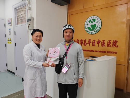 立秋时节送凉爽 关爱新业态新就业群体-昌平区中医医院 (3).jpg