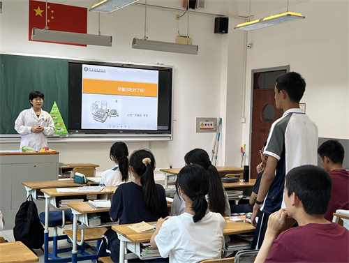 6李莹讲课.jpg 6李莹讲课.jpg