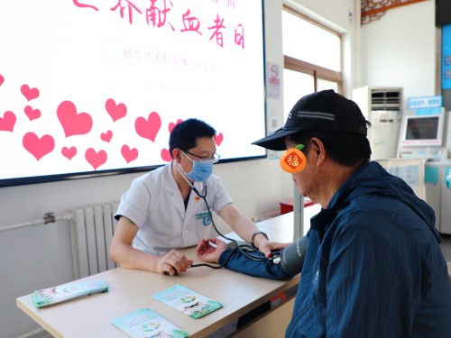 第二党支部书记为患者测量血压,科普献血知识.JPG