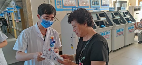 医院挂号大厅里公益义诊...jpg
