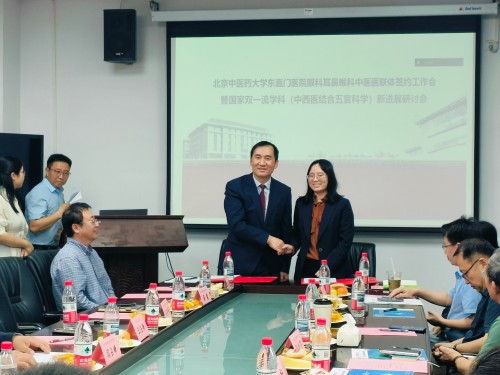 签约图片眼1.jpg
