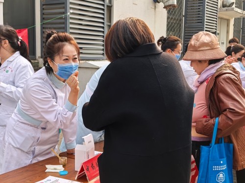 杏林春暖进社区 开展中医科普惠民志愿服务活动-北京中医药大学附属昌平医院 (5).jpg
