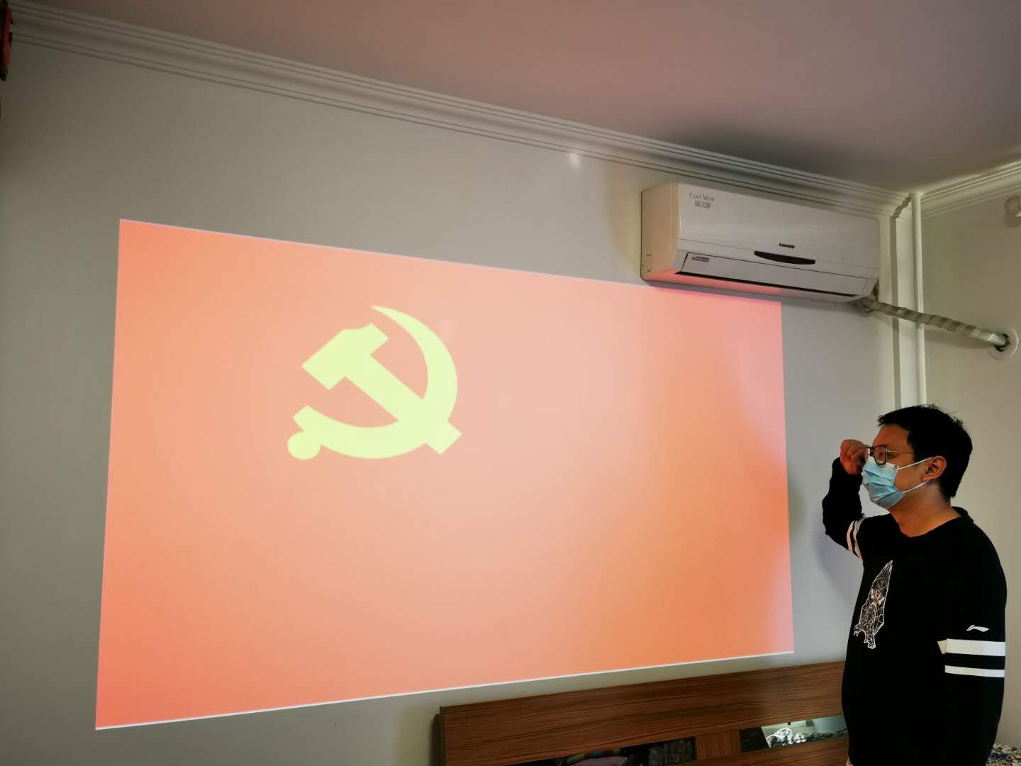 许杰带口罩宣誓.jpg 许杰带口罩宣誓.jpg