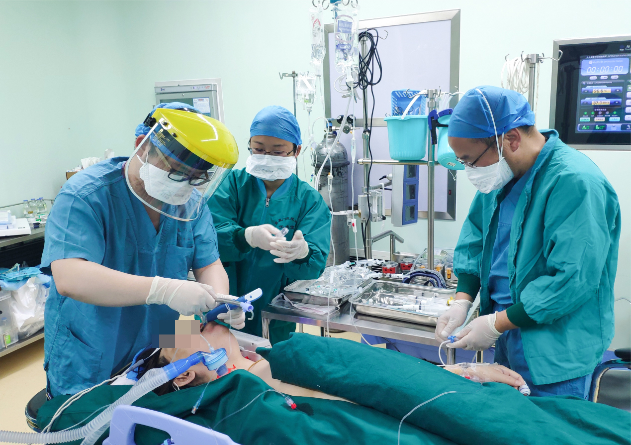 2，刘国凯主任带领团队进行麻醉诱导.jpg