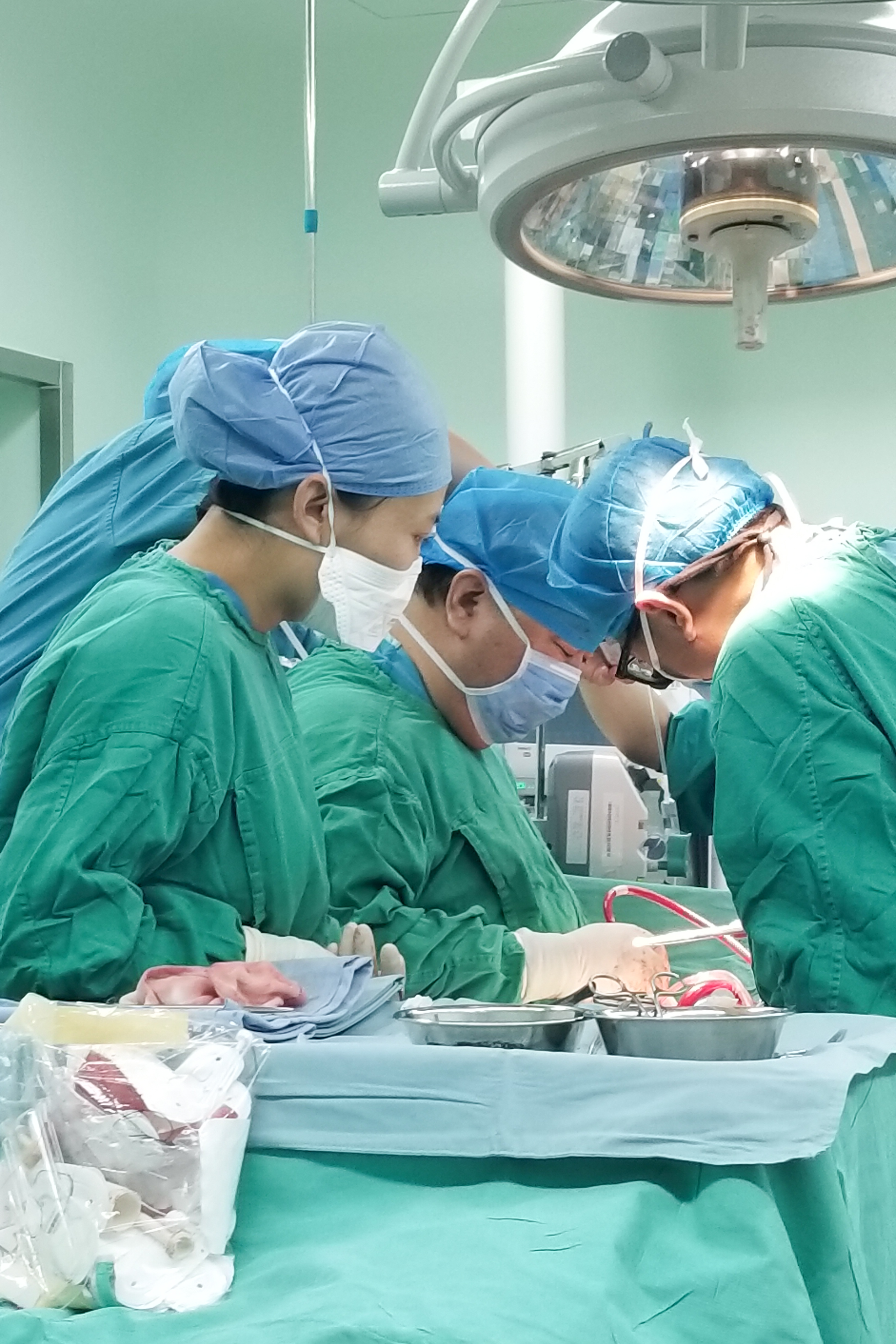 疫情期间,与死神手中抢救生命的硬核天使们