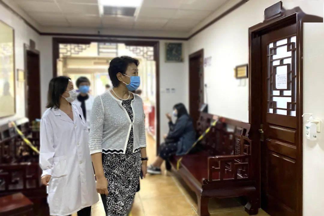 广安门医院党委书记王笑频到西单门诊部、北京广安医药有限公司巡查.jpg 广安门医院党委书记王笑频到西单门诊部、北京广安医药有限公司巡查.jpg