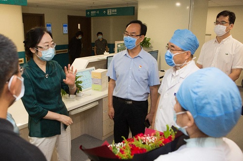 北京中医药大学党委书记谷晓红慰问东直门医院一线医务工作 (1).jpg