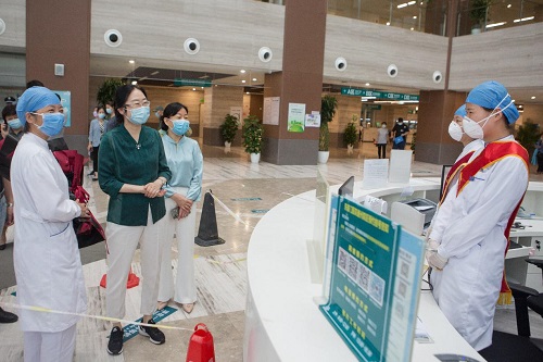 北京中医药大学党委书记谷晓红慰问东直门医院一线医务工作 (2).jpg