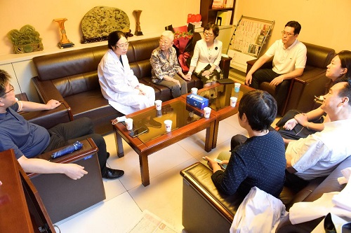 北京中医药大学党委书记谷晓红慰问东直门医院一线医务工作 (7).jpg