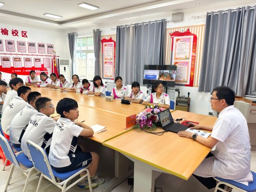学校组织各年级通过线上、线下学习 (1).jpg